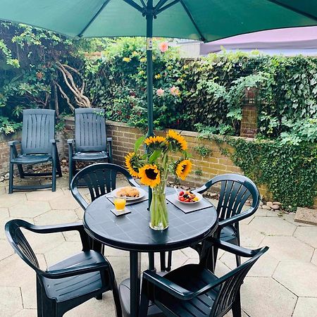 Spacious House, Free Parking & Patio Garden Farnham  Eksteriør billede