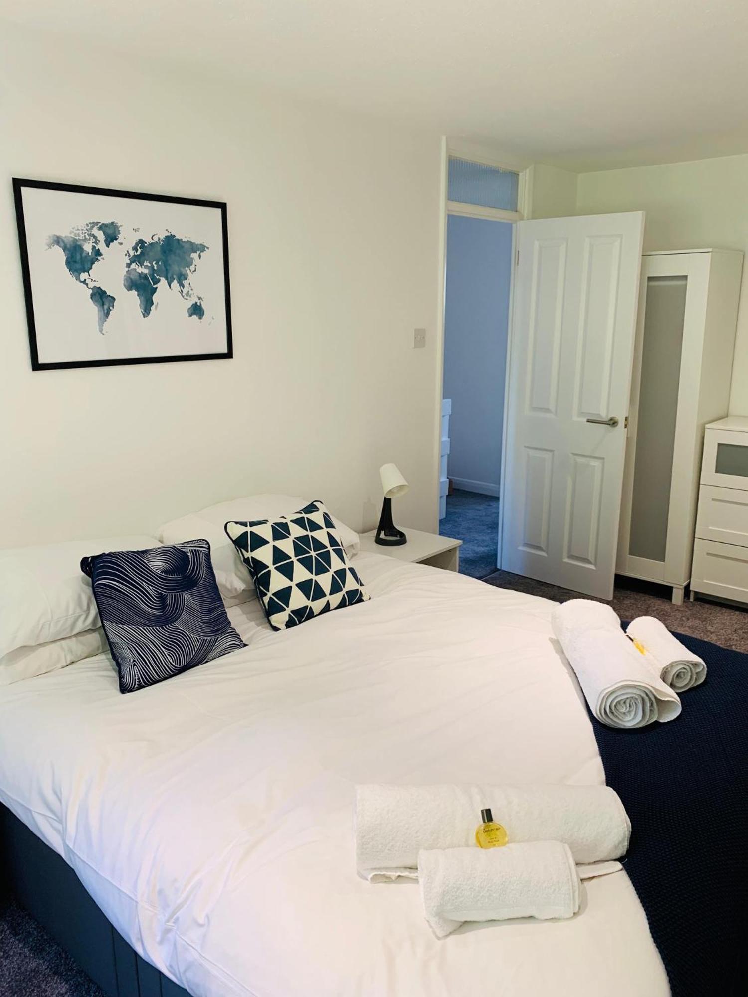Spacious House, Free Parking & Patio Garden Farnham  Eksteriør billede