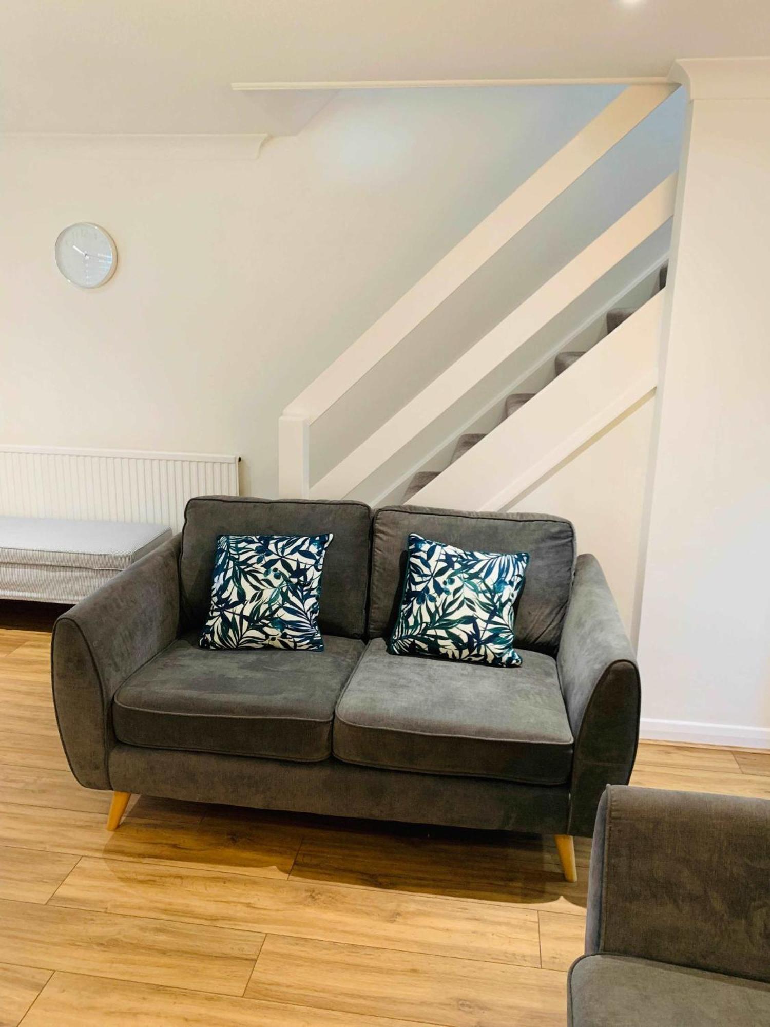 Spacious House, Free Parking & Patio Garden Farnham  Eksteriør billede