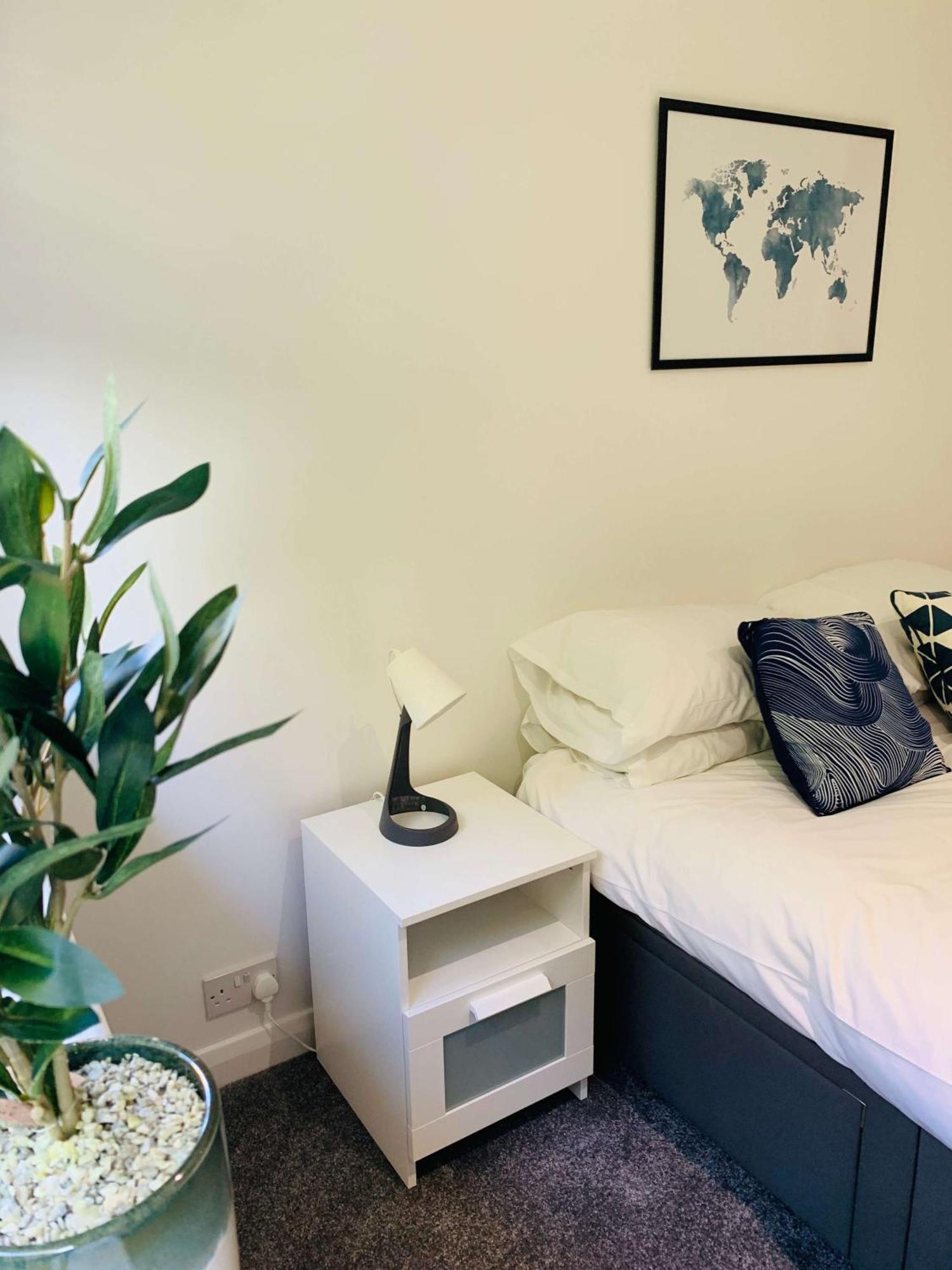 Spacious House, Free Parking & Patio Garden Farnham  Eksteriør billede