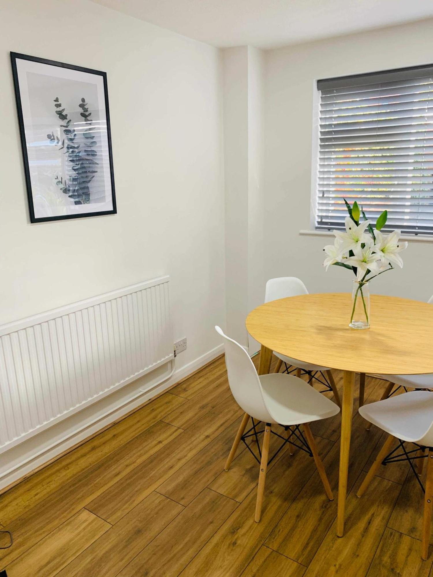 Spacious House, Free Parking & Patio Garden Farnham  Eksteriør billede