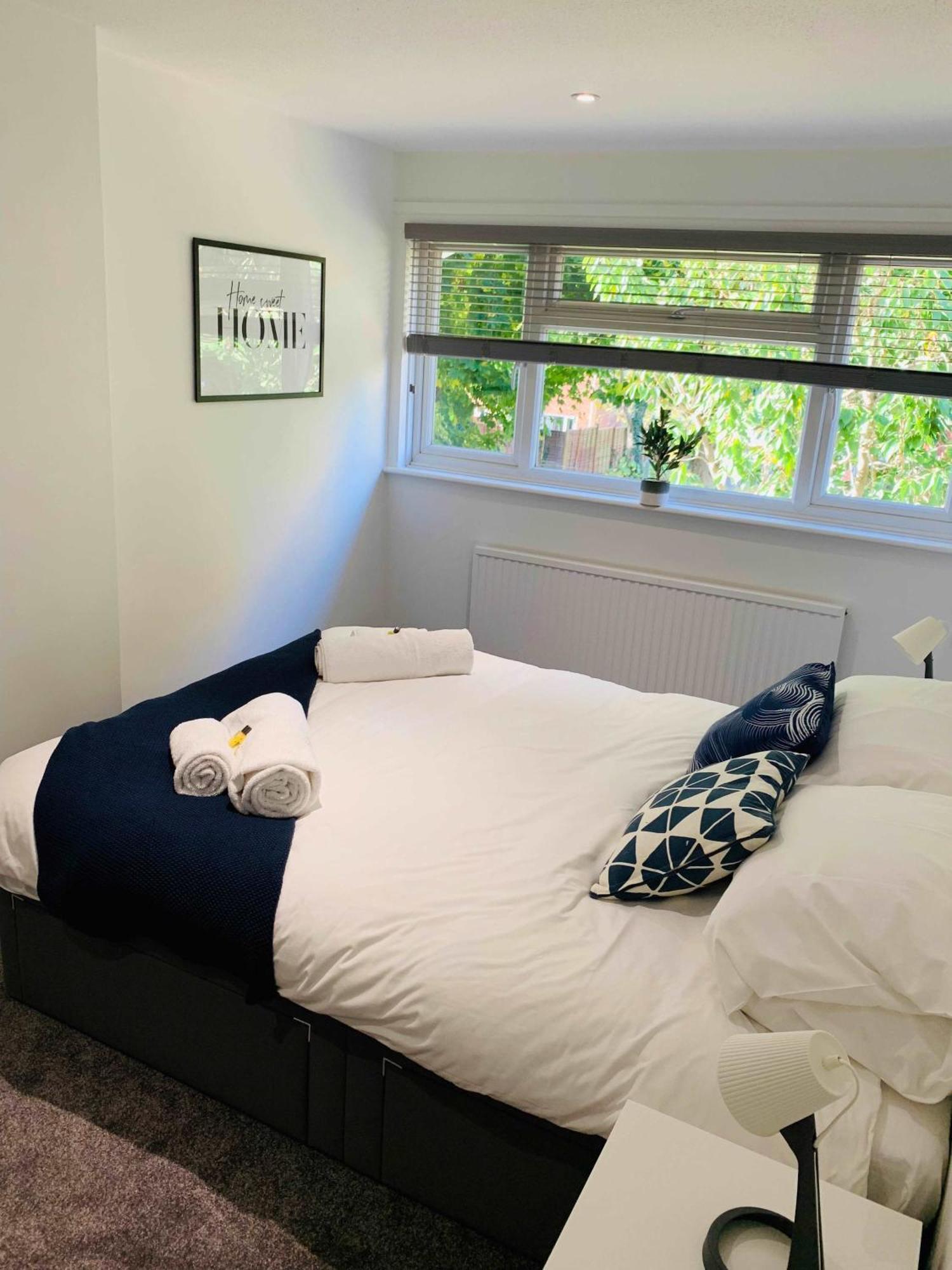 Spacious House, Free Parking & Patio Garden Farnham  Eksteriør billede