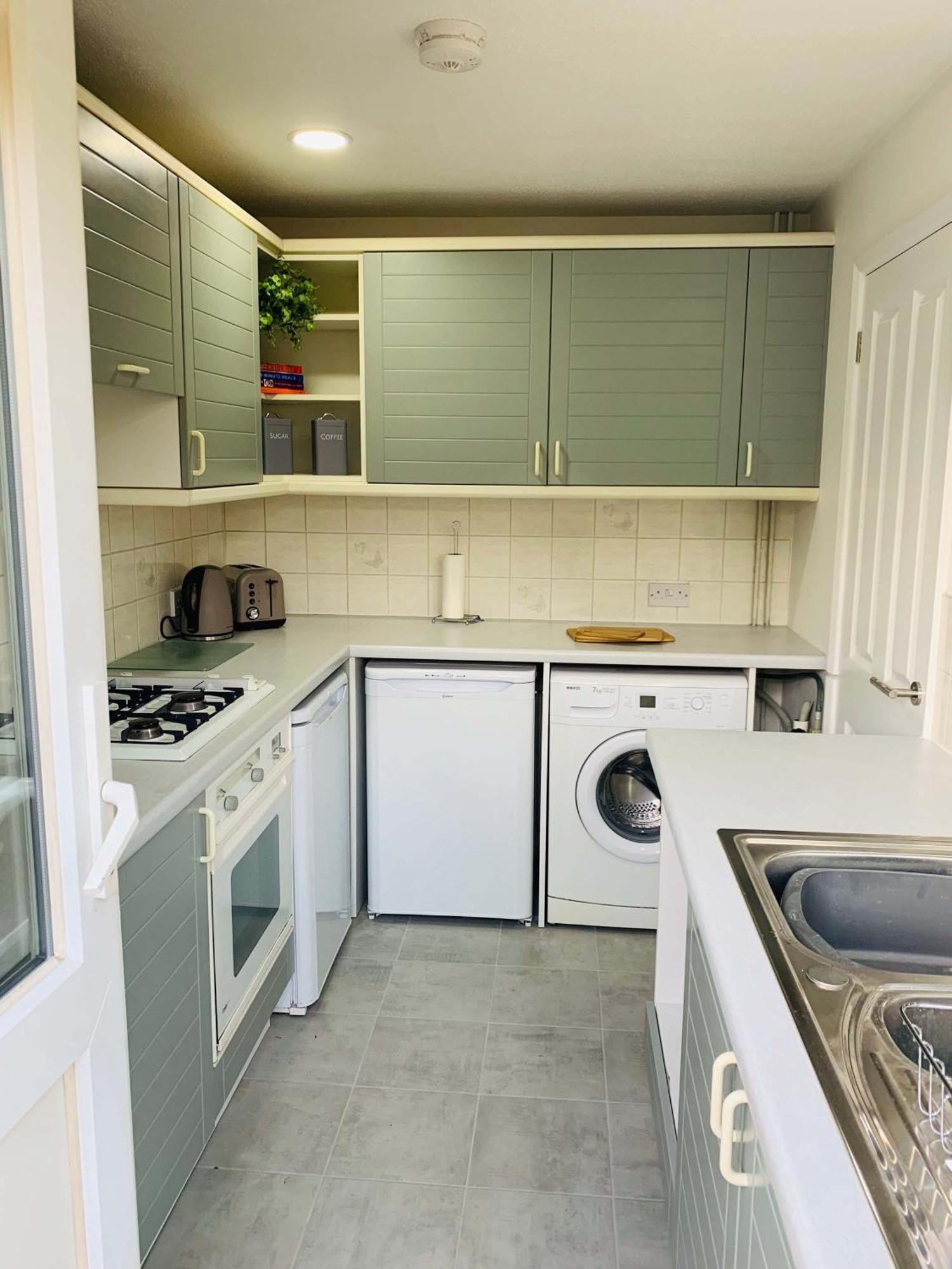 Spacious House, Free Parking & Patio Garden Farnham  Eksteriør billede
