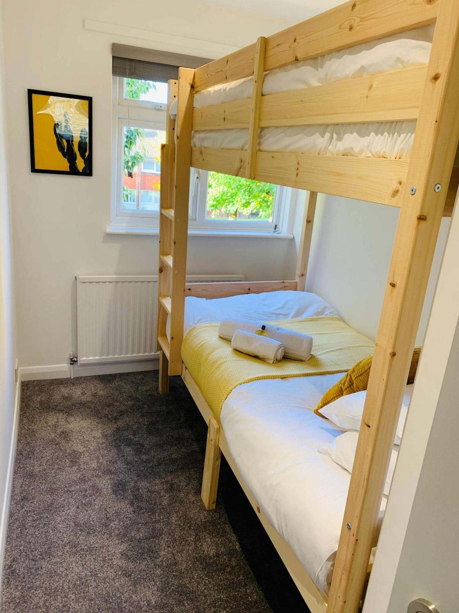 Spacious House, Free Parking & Patio Garden Farnham  Eksteriør billede