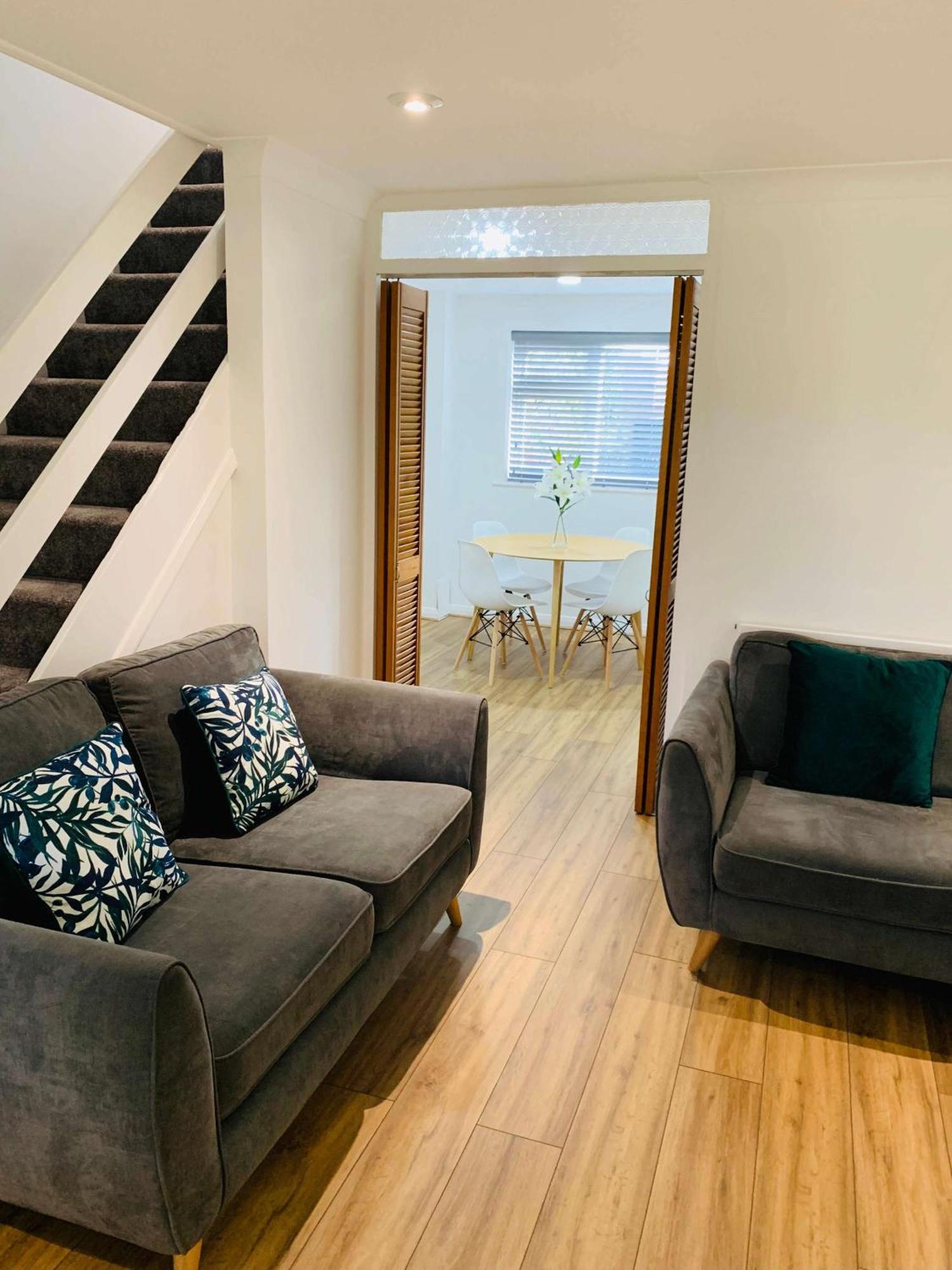 Spacious House, Free Parking & Patio Garden Farnham  Eksteriør billede