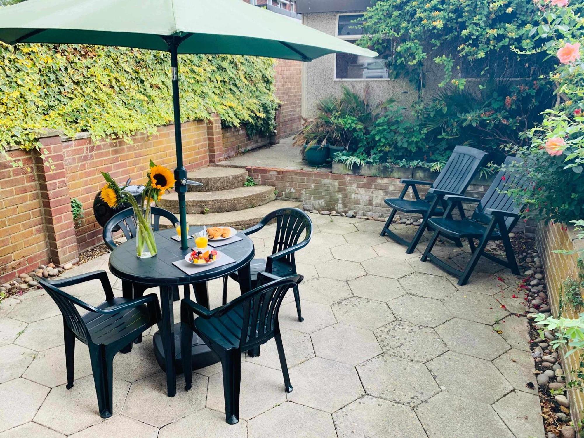 Spacious House, Free Parking & Patio Garden Farnham  Eksteriør billede